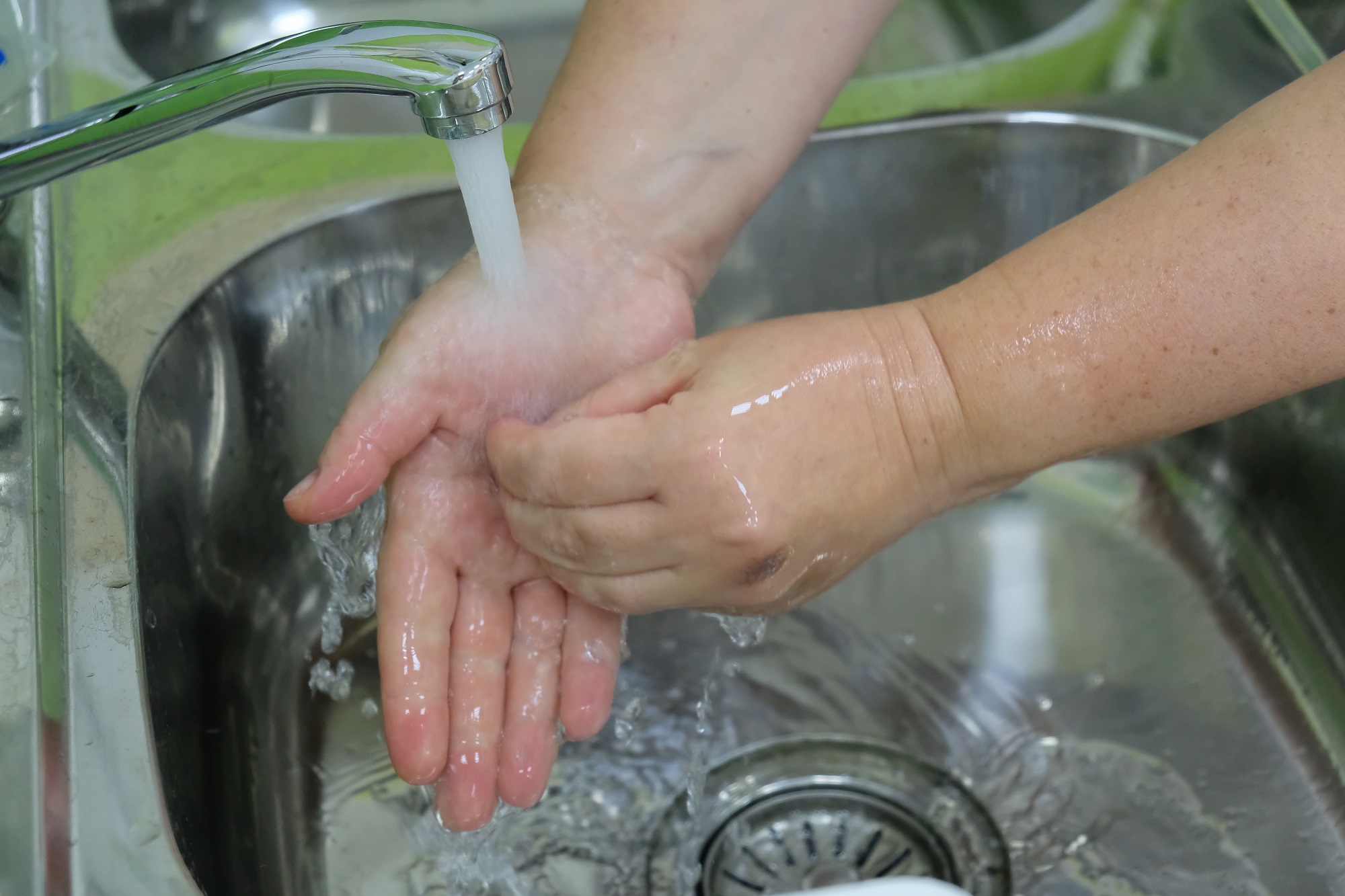 Через час ланэ чисто вымытый. Мытье рук антисептиком. Для мытья рук на даче. Частое мытье рук последствия.